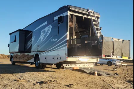 “The Outlaw Express” – Simple and Bold