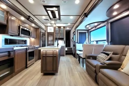 2022 Grand Design Solitude: High-End Comfort