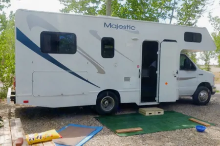 MAJESTIC TOURISTER MOTORHOME - CLASS C SLEEPS 4 - LOCATED AT CALGARY