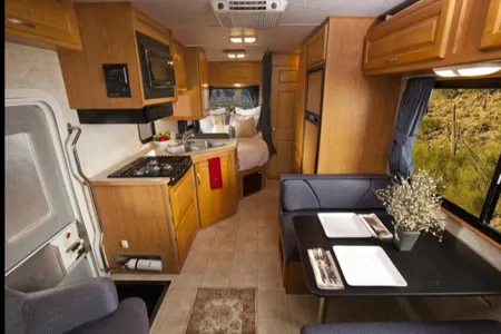 MAJESTIC TOURISTER MOTORHOME - CLASS C SLEEPS 4 - LOCATED AT CALGARY