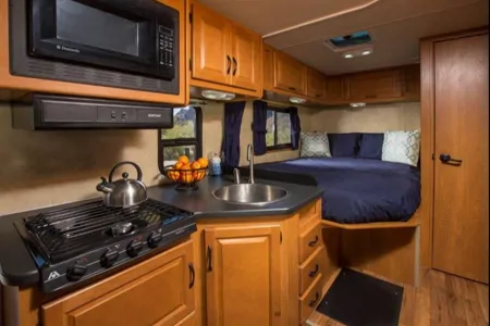 MAJESTIC TOURISTER MOTORHOME - CLASS C SLEEPS 4 - LOCATED AT CALGARY