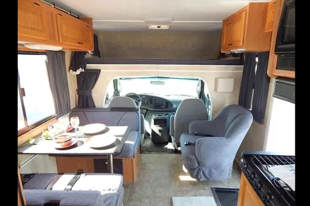 MAJESTIC TOURISTER MOTORHOME - CLASS C SLEEPS 4 - LOCATED AT CALGARY