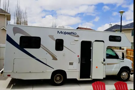 MAJESTIC TOURISTER MOTORHOME - CLASS C SLEEPS 4 - LOCATED AT CALGARY