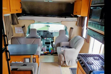 MAJESTIC TOURISTER MOTORHOME - CLASS C SLEEPS 4 - LOCATED AT CALGARY