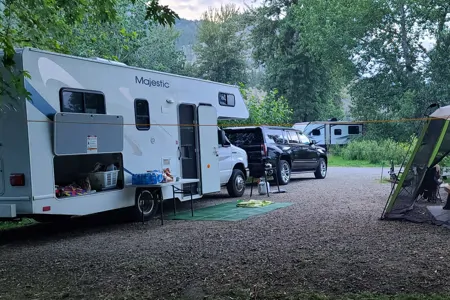 MAJESTIC TOURISTER MOTORHOME - CLASS C SLEEPS 4 - LOCATED AT CALGARY