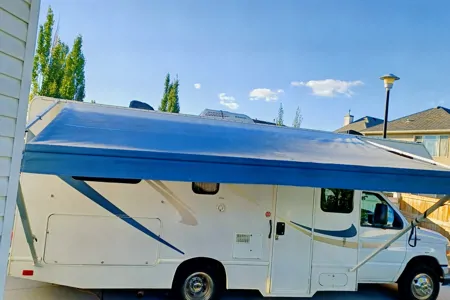 MAJESTIC TOURISTER MOTORHOME - CLASS C SLEEPS 4 - LOCATED AT CALGARY