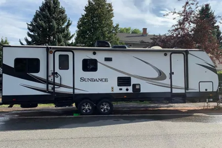 2019 HEARTLAND SUNDANCE XLT WITH TWO SEPARATE BEDROOMS!!