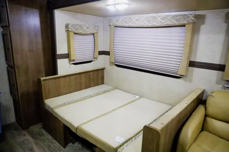RADIANCE Travel Trailer / Sleep 9 / Bunk Beds