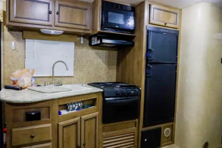 RADIANCE Travel Trailer / Sleep 9 / Bunk Beds