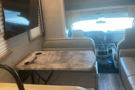 Lester 's Thor Motor Coach Four Winns Class C