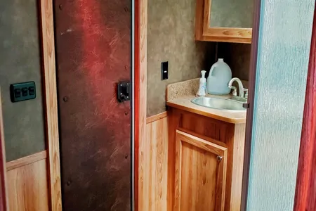 Molly's Exiss Living quarters stock trailer Fifth Wheel