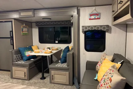 Banwait’s Shadow Cruiser  259BHS  Travel Trailer