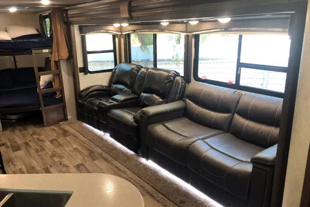 Incredible RV2 Glamping BBQ/Jacuzzi