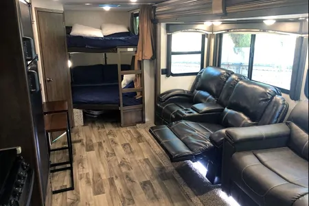Incredible RV2 Glamping BBQ/Jacuzzi