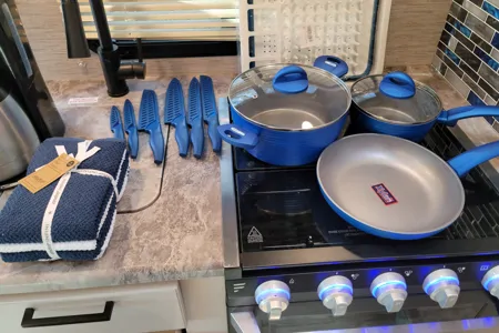 ALL-INCLUSIVE Brand New 2021 Thor Motor Coach Four Winds 22E Class C