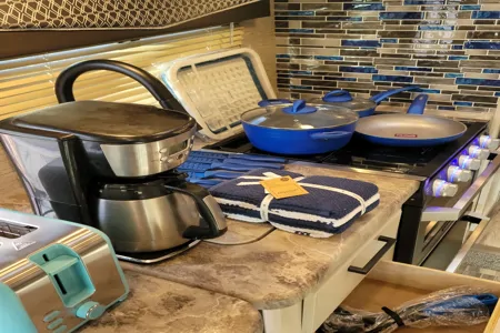 ALL-INCLUSIVE Brand New 2021 Thor Motor Coach Four Winds 22E Class C