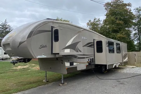 Thomas's Shasta Phoenix 35bh Fifth Wheel