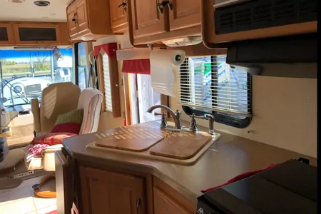 Class A Toyhauler 8 persons wheelchair access + garage for motorcycle, golfcart, ATV, 37 feet long