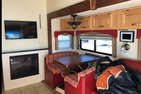 Class A Toyhauler 8 persons wheelchair access + garage for motorcycle, golfcart, ATV, 37 feet long