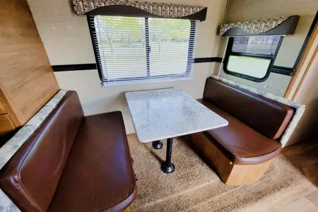 Spacious Clean 27.5' Travel Trailer w/ Slide-out Dinette 