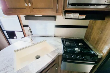 Spacious Clean 27.5' Travel Trailer w/ Slide-out Dinette 