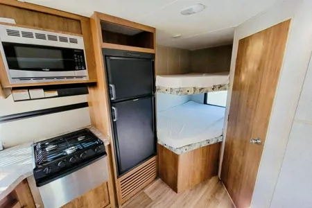 Spacious Clean 27.5' Travel Trailer w/ Slide-out Dinette 