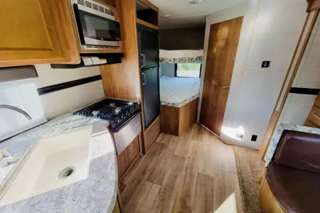 Spacious Clean 27.5' Travel Trailer w/ Slide-out Dinette 