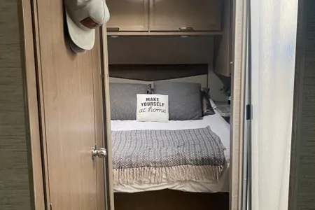 Yvette's Thor Motor Coach Four Winds Class C