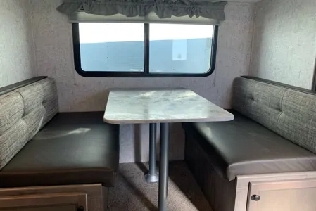 Coachmen Apex Arctic