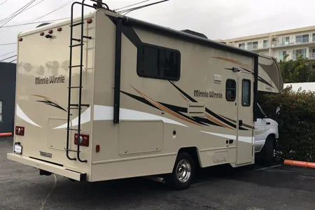 Winnebago Minnie Winnie 22R Class C