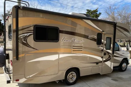 Chuck and Tammy’s Four Winds 22E Class C