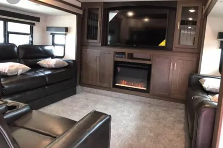 Coonhound RV Hemisphere 378FL  