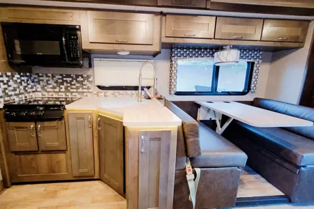 Class C Nexus Triumph w/overhead bunk ( 3 Miles from Last Vegas Strip & Airport (LAS) )