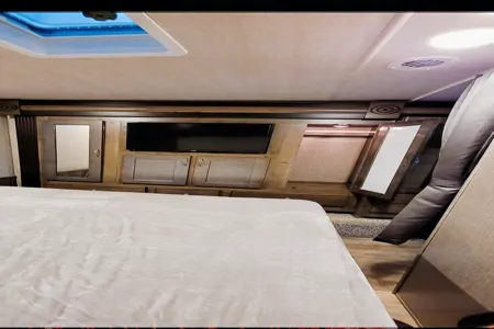 Class C Nexus Triumph w/overhead bunk ( 3 Miles from Last Vegas Strip & Airport (LAS) )