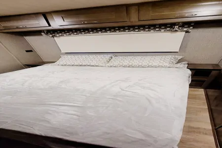 Class C Nexus Triumph w/overhead bunk ( 3 Miles from Last Vegas Strip & Airport (LAS) )