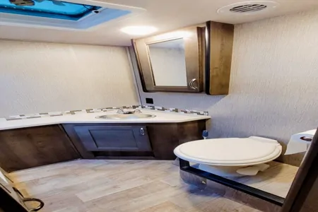 Class C Nexus Triumph w/overhead bunk ( 3 Miles from Last Vegas Strip & Airport (LAS) )