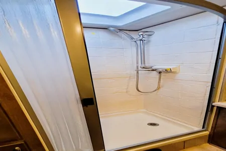 Class C Nexus Triumph w/overhead bunk ( 3 Miles from Last Vegas Strip & Airport (LAS) )