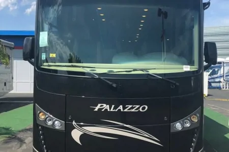 2016 Thor Palazzo Diesel Pusher *1.5 Baths*-No Special License Required!