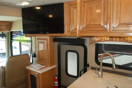2016 Thor Palazzo Diesel Pusher *1.5 Baths*-No Special License Required!