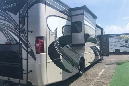 2016 Thor Palazzo Diesel Pusher *1.5 Baths*-No Special License Required!