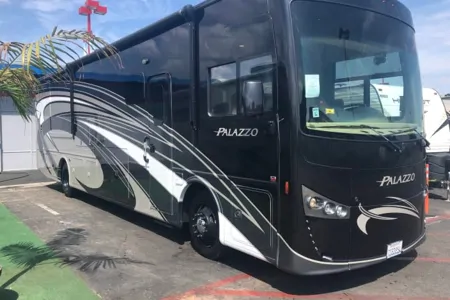 2016 Thor Palazzo Diesel Pusher *1.5 Baths*-No Special License Required!