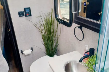 2022 CONVENIENT & EASY TO DRIVE RV!!! Entegra Coach Vision 27A