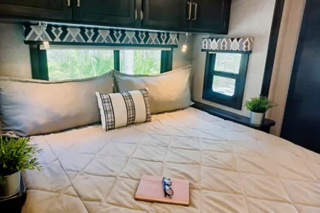 2022 CONVENIENT & EASY TO DRIVE RV!!! Entegra Coach Vision 27A