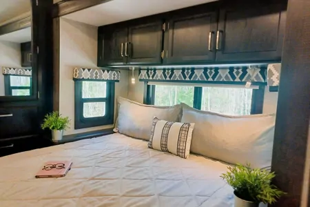 2022 CONVENIENT & EASY TO DRIVE RV!!! Entegra Coach Vision 27A