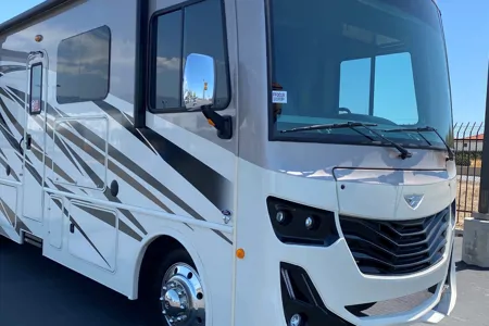 We deliver! Julie and Tim's Fleetwood Fortis Class A