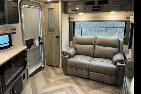 2021 Luxurious Couples Trailer