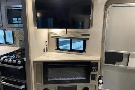 2021 Luxurious Couples Trailer