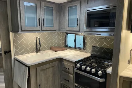 2021 Luxurious Couples Trailer