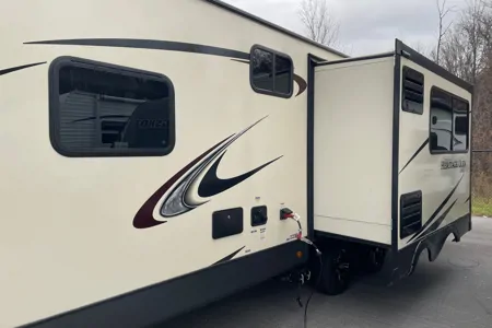 2021 Luxurious Couples Trailer