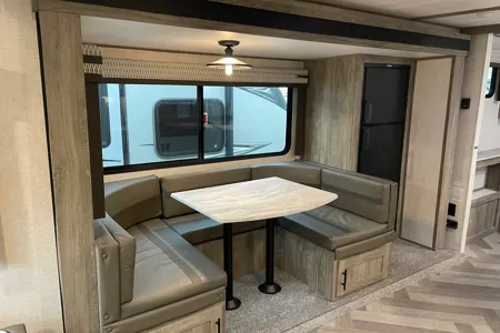 2021 Luxurious Couples Trailer